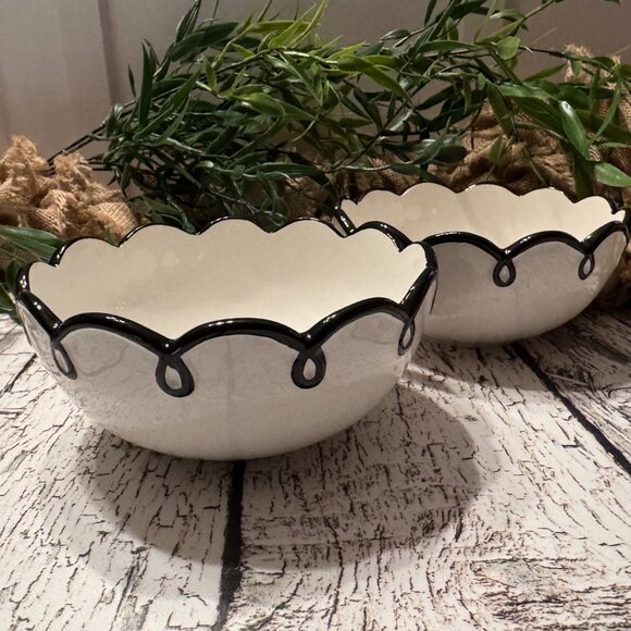 NWOT Set of 2 Scallop Edge Bowls White Black - Picture 5 of 5